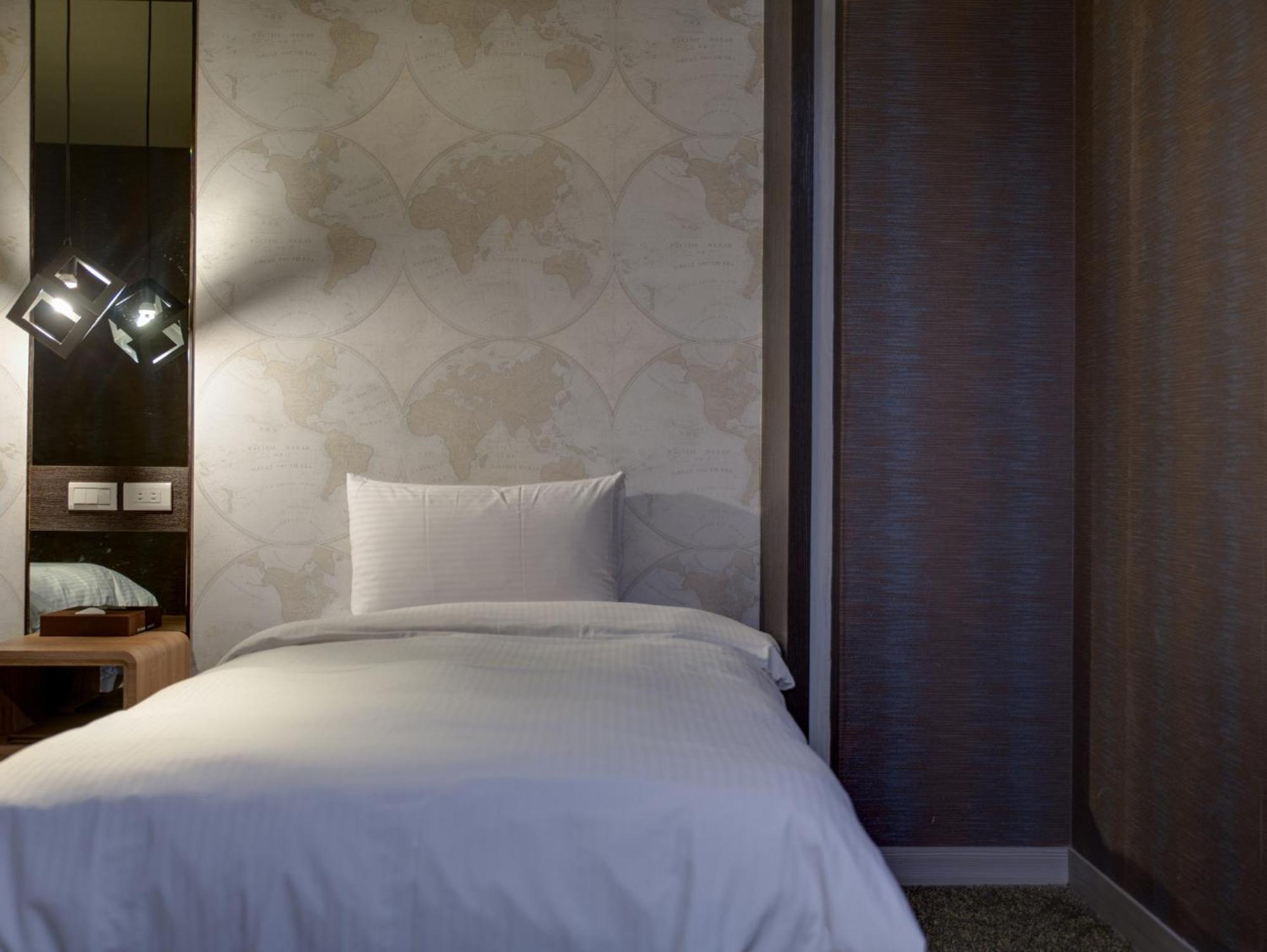 East Dragon Hotel Taipei Room photo