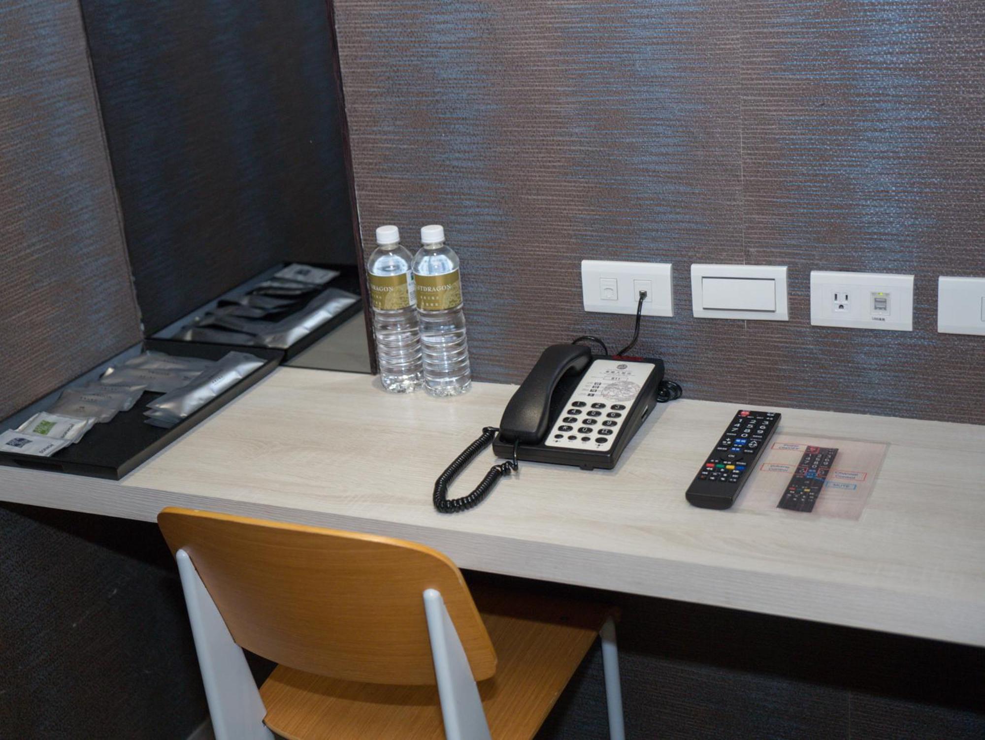 East Dragon Hotel Taipei Room photo