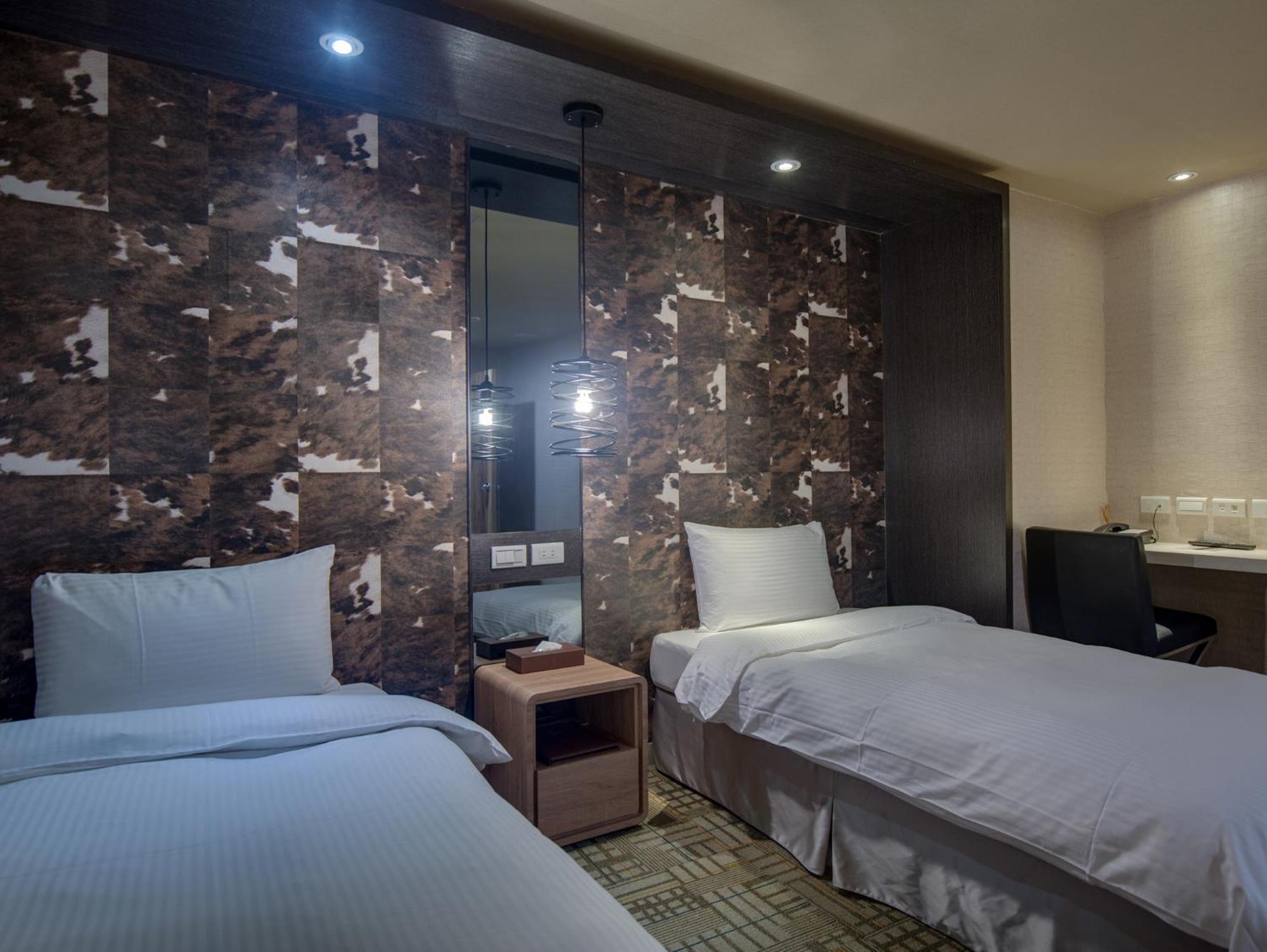 East Dragon Hotel Taipei Room photo