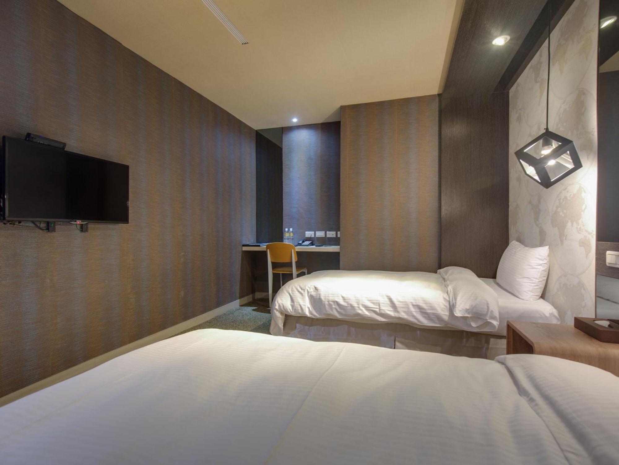 East Dragon Hotel Taipei Room photo