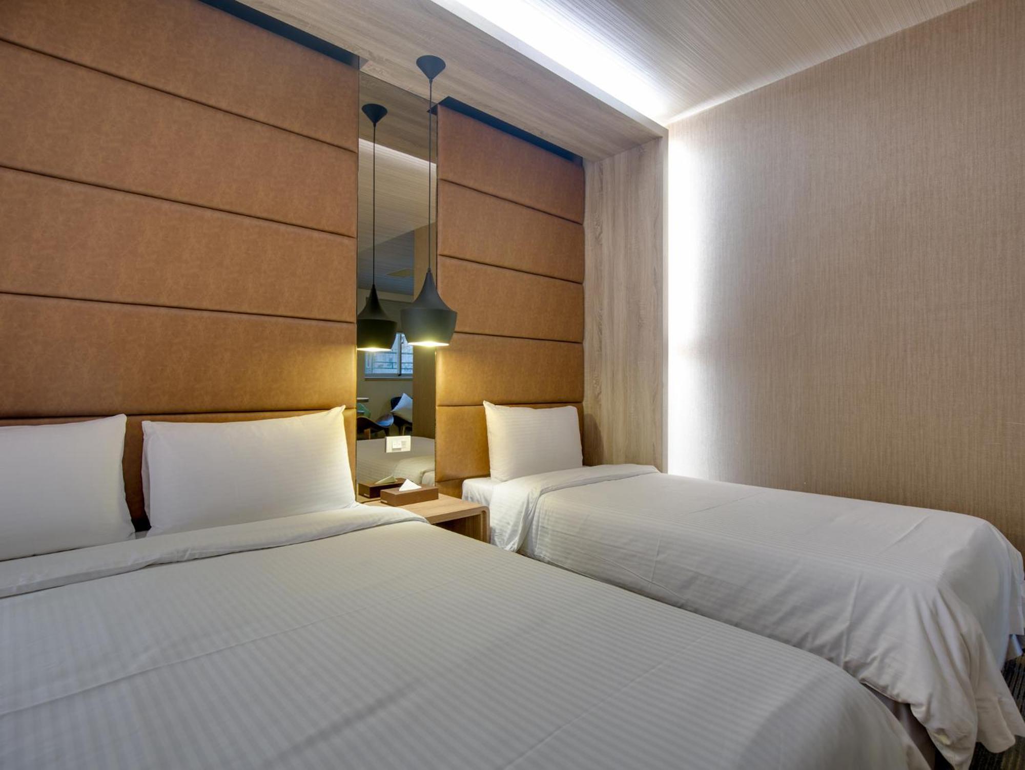 East Dragon Hotel Taipei Room photo