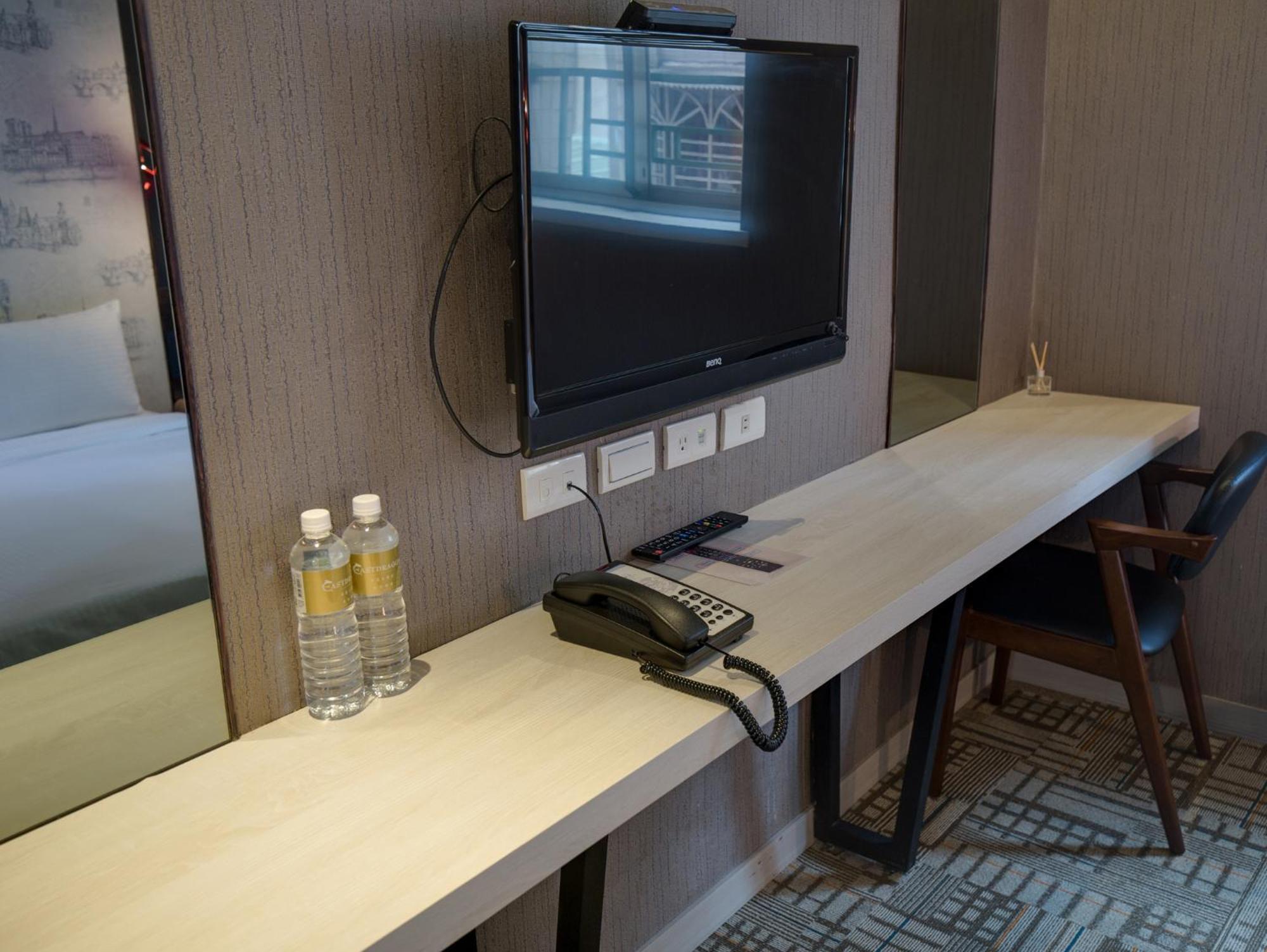 East Dragon Hotel Taipei Room photo